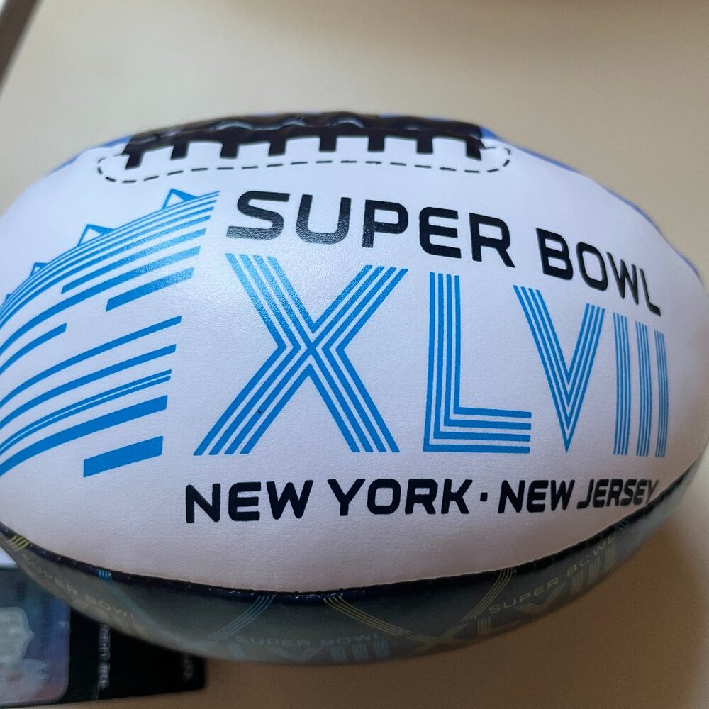 VINTAGE SUPER BOWL SOUVENIR FOOTBALL AND LANDYARD NY GIANTS 2014- NWT